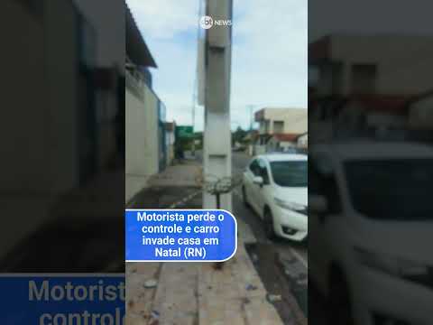 Motorista perde o controle e carro invade casa em Natal (RN)