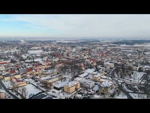 Kępno przykryte śniegiem widziane z drona