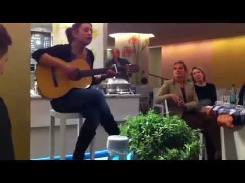 Derya Yildirim singing the turkish song ,,su metrisin önü" at a German Event