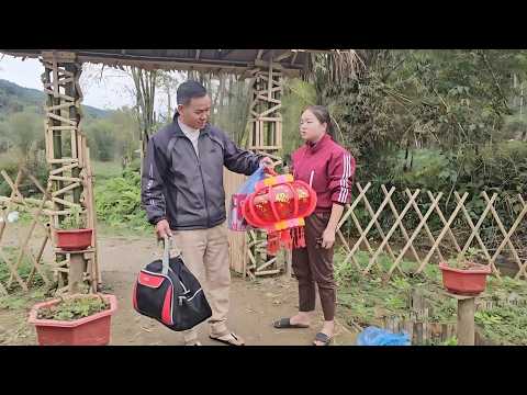 Hang's father unexpectedly returned home for Tet after being away for many days.