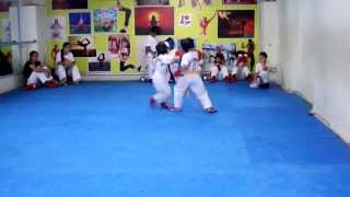 preview picture of video 'Спарринг Самирки с жёлтым поясом (Taekwon-Do ITF Kids Fight)'