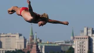 Moskau: Turmspringer stürzen sich beim Two Rivers Festival in die Tiefe