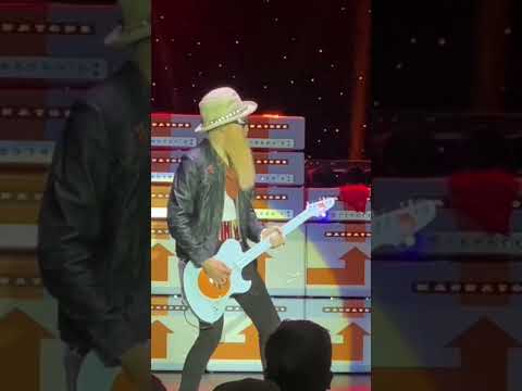 Billy F Gibbons, Elwood Francis and Frank Beard of ZZ Top soloing to 16 Tons #billyfgibbons #zztop