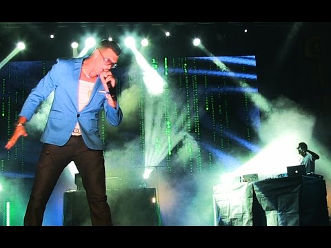 David Ferrari canta "No Me Digas No No" en el festival Latinoamericando