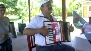 preview picture of video 'DON JULIO GUILLÉN CANTANDO A OMETEPE.'