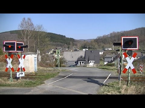 Spoorwegovergang Burbach (D) // Railroad crossing // Bahnübergang