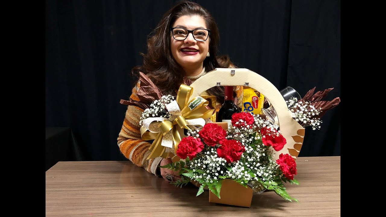 Cesta de Presente com Doces e Vinho.