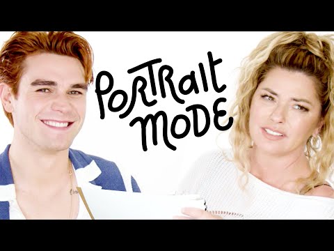 KJ Apa和Shania Twain互畫肖像｜肖像模式｜《Harper's BAZAAR》。 (KJ Apa & Shania Twain Draw Each Other's Portraits | Portrait Mode | Harper's BAZAAR)