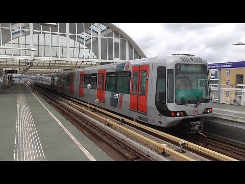 Drie RET Metro's op station Spijkenisse Centrum