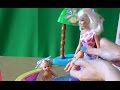 Видео с куклами Барби, Келли и Челси купаются в бассейне возле дома Барби 