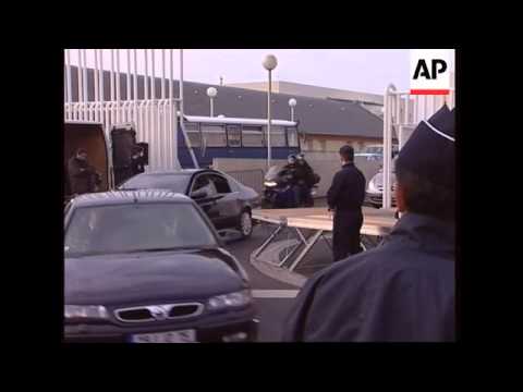 Chirac's motorcade leaves hospital grounds