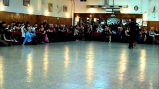 STEFANIA COLINA Y JUAN MARTIN CARRARA BAILANDO EN LA BALDOSA