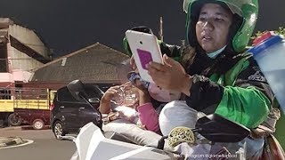 Pendapatan Pas-pasan dan Ditinggal Suami, Ibu Ojol Ini Tetap 'Narik' Bersama Anaknya