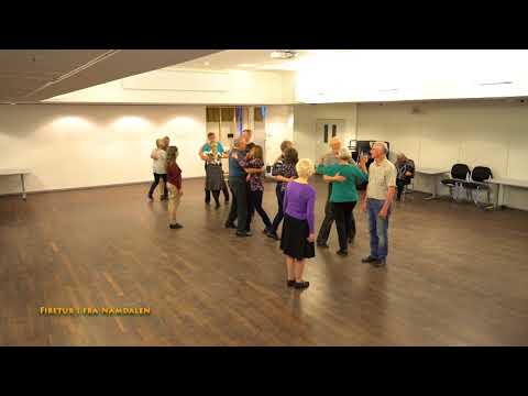 Folkedanslaget Springar`n danser Firetur I fra Namdalen