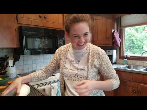 Decorating cupcakes with Deirdre's Cakes & Bakes