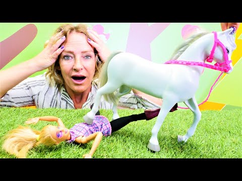 Barbie arbeitet auf dem Reiterhof. Spielzeug Video für Kinder auf Deutsch