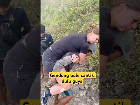 Gendong bule cantik dulu guys di gunung Rinjani #rinjani #hiking #mountains #travel #fypシ #viral