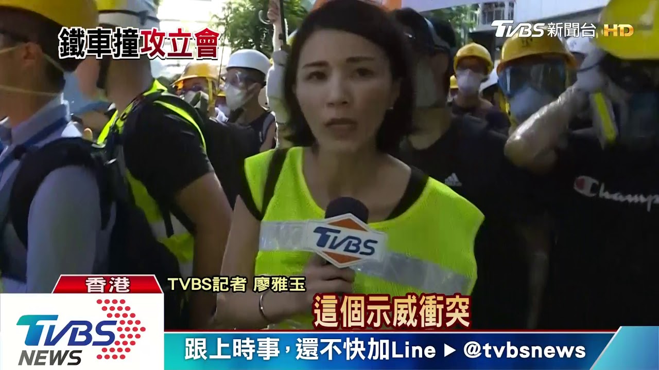 香港七一升旗爆衝突 鐵車撞立會、警噴胡椒水