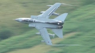 preview picture of video 'Mach Loop, low level Tornado GR4s round Corris corner'