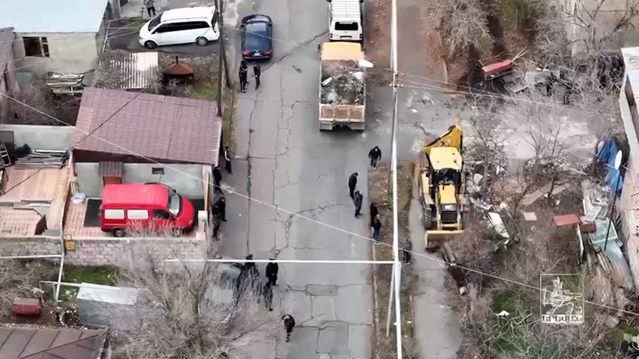 Երևանում շենքերի կողքին ապօրինի կառուցված շինություններն ապամոնտաժվում են