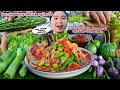 EATING RAW VEGETABLES WITHOUT RICE RAW PAPAYA STEM BITTER THAILAND STYLE SPICY SAUCE BIHUN