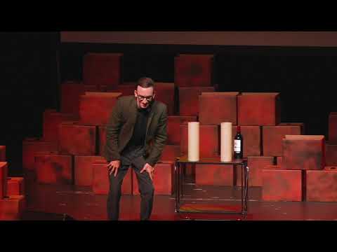 Erwin aus der Schweiz/Marc Haller zaubert Weinflaschen hervor.