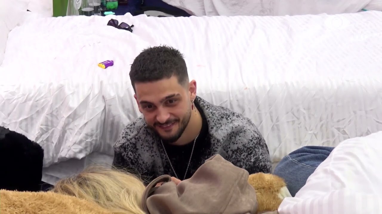 Selin dhe Gimbo qëndrojnë së bashku në dhomën e gjumit