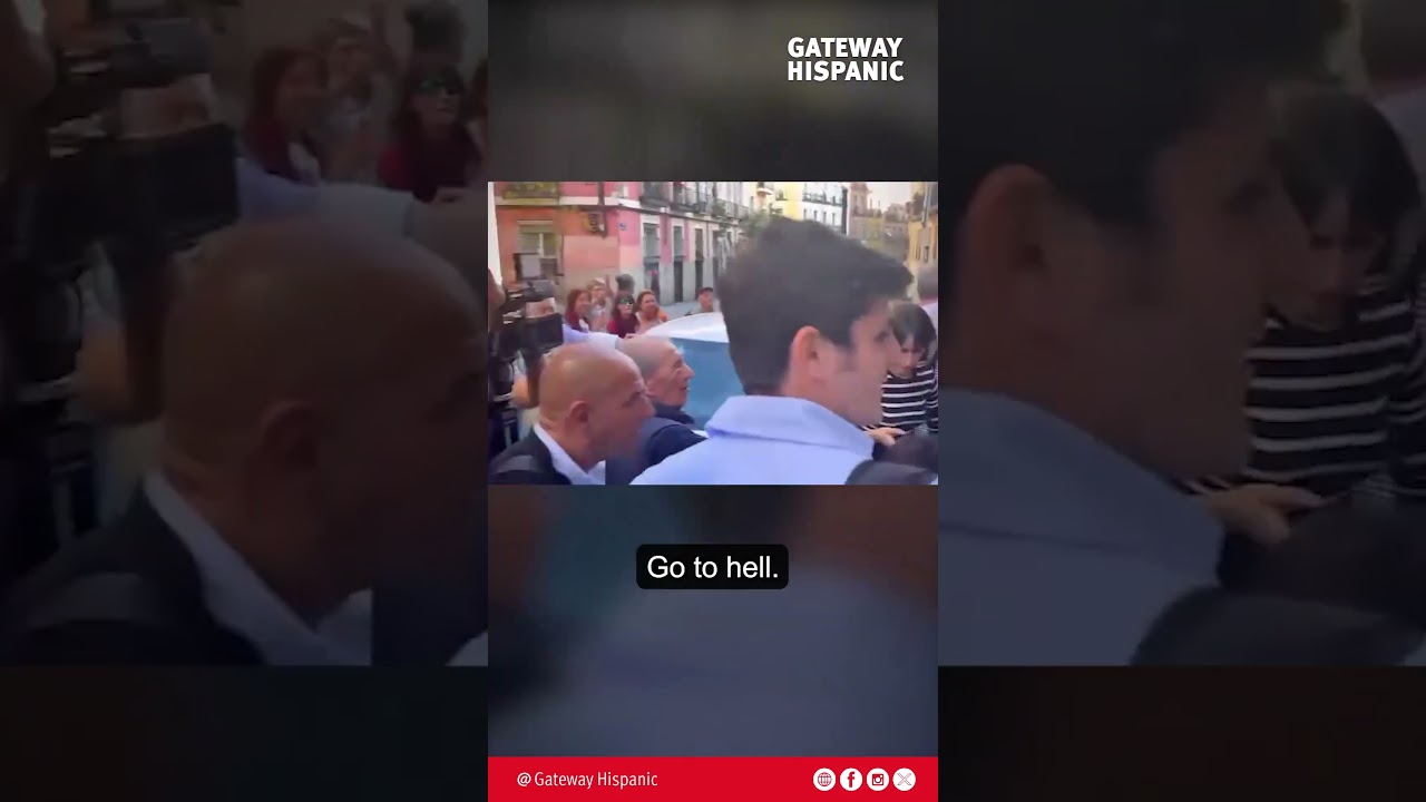 Pablo Iglesias arroja el micrófono de Vito Quiles tras preguntarle por las denuncias de acoso