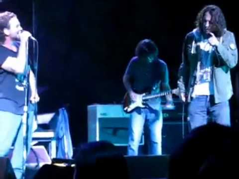 Pearl Jam & Chris Cornell - Hunger Strike (Los Angeles 10/06/2009)