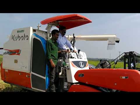 মৌলভীবাজার সদর উপজেলায় কৃষি যান্ত্রিকীকরনের উদ্ভোধন করছেন মৌলভীবাজার জেলার জেলা প্রশাসক মহোদয়।