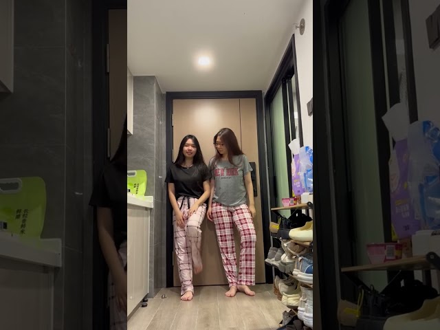 Vídeo relacionado con GOSO Pijama de satén para Mujer con Sin Mangas y Cortos Pantalones Ropa de Dormir Conjuntos Pijama para Mujer de salón Suave