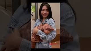 Download lagu Berliana lovell coba menyusui 😍😍😍  #shorts #tiktokviral #subscribe mp3