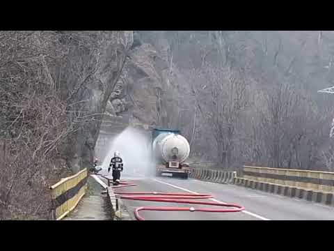 Scăpări de gaze dintr-o autocisternă pe DN7, în Călimănești