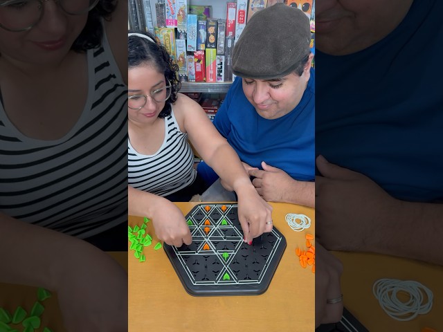 Vídeo relacionado con Triggler Juego de Mesa,Juegos de Clavijas Triangulares,triángulo Juego de Estrategia,triggler Juego de Mesa Gomas para reuniones Familiares con de niños y Adultos (Pequeño)