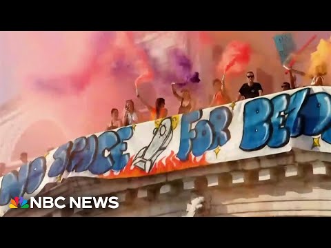 Protesters demonstrate as Jeff Bezos, Lauren Sanchez wed in Venice