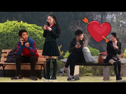 中國女生看到了心儀的小哥哥，沒想到手機的這個功能幫她要到了電話!