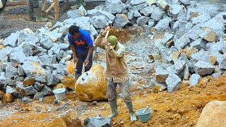 Aksi Pekerja Proyek Membelah Batu Boulder