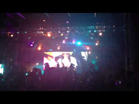 Steve Aoki Live @ SMF playing "No Beef"