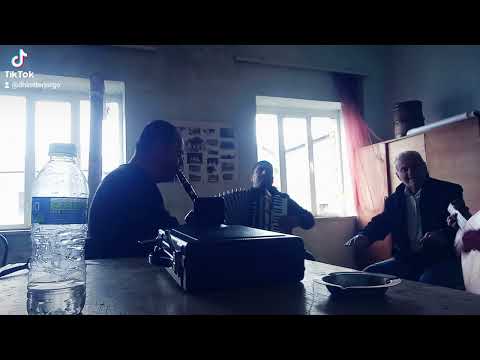 Kenge Leskoviqare me se ma nxore kafen , Niko josifi Dhimiter jorgo , Robert vezuli Taqo joti.