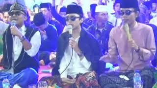 Download lagu KECE BADAI.. Gus Azmi Lagi Lagi Pakai Kacamata Saat Sholawat Tambah Cakep Bos 😎 mp3