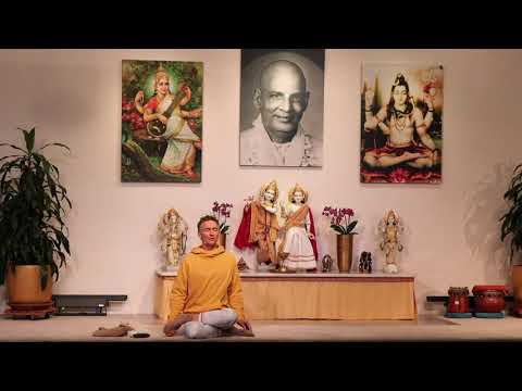 Yogastunde für mehr Gegenwärtigkeit - mit Rama - Yoga Vidya Ashram Live, 13.01.2022, 09:15 Uhr