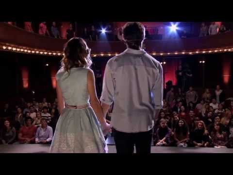 Violetta y León cantan Podemos en la presentación