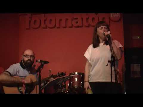 Montse (MONA) + Santi Diego (CAPITÁN SUNRISE) - Esa chica (Directo @Fotomatón, Madrid) (28-4-2018)