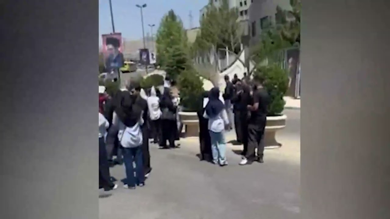 Estudiantes de Teherán protestan contra los cambios en el sistema de exámenes
