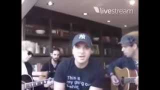 Luis Fonsi cantando &#39;&#39;El anillo y la flor&#39;&#39; (Twitcamcustico)