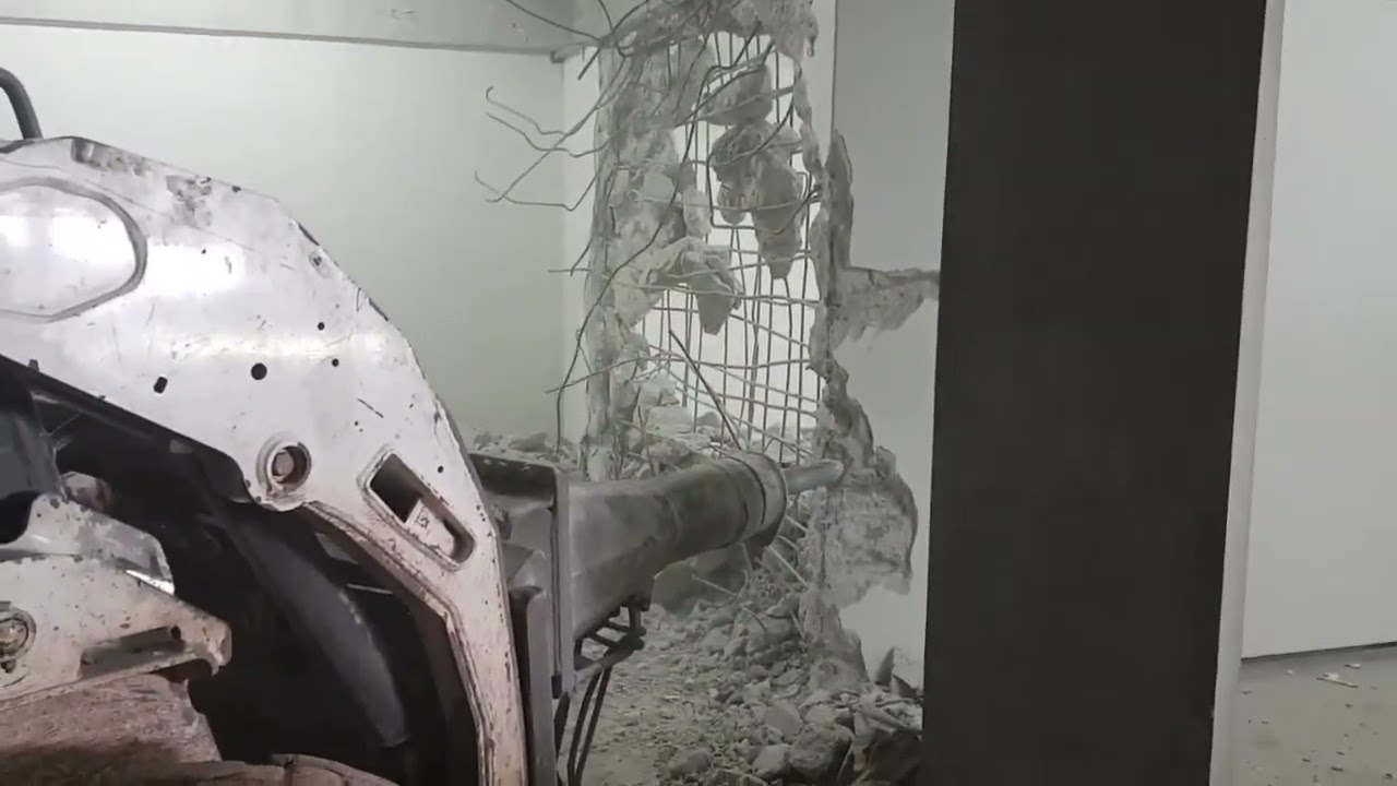 Bobcat com Rompedor Quebra Piso e Calçada em Curitiba | Locação Rápida | Bob Loc