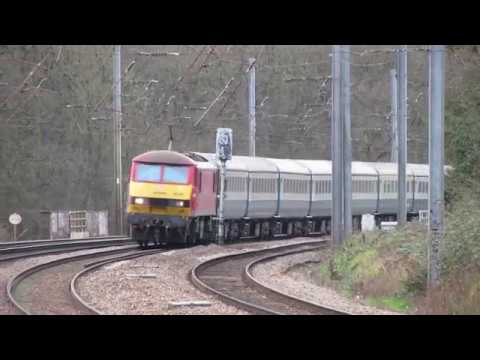 DB 90040 tnt 90035 1Z73 Kings Cross - Edinburgh passing Welham Green 31/12/18