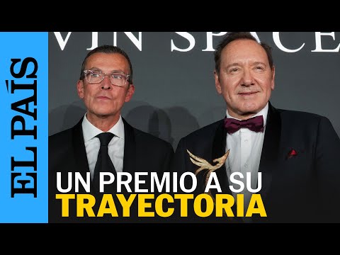 El mundo del cine deja solo a Kevin Spacey al recoger en Cannes el premio de una fundación