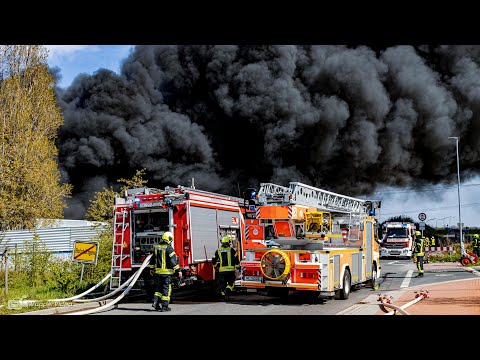 Ausgedehnter Großbrand in Neuss - Schrottplatz brennt in voller Ausdehnung | 22.04.2021