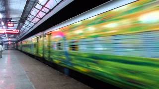 preview picture of video 'Madly Honking WAP-5 Night King Ripper Allahabad Duronto rockets past FTP at 120kmph!!'